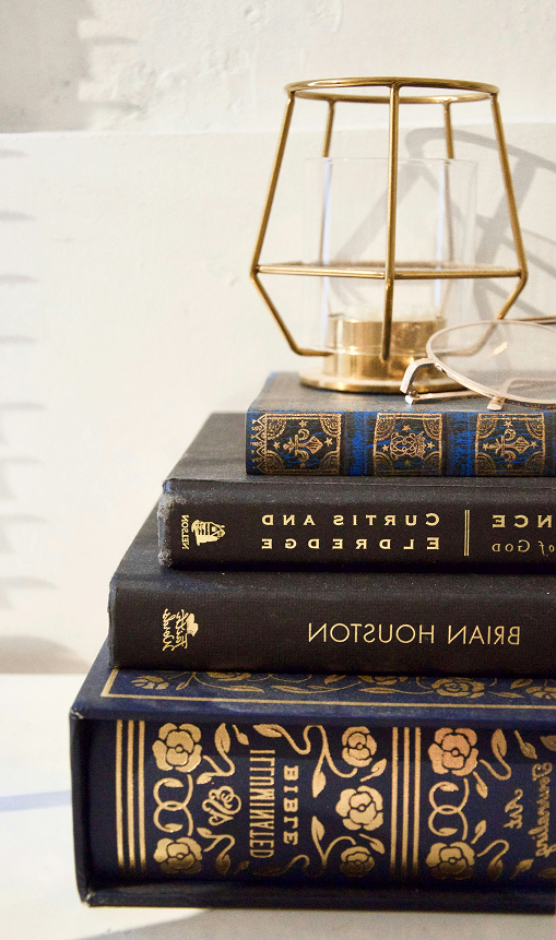 散らばった金貨と貴金属